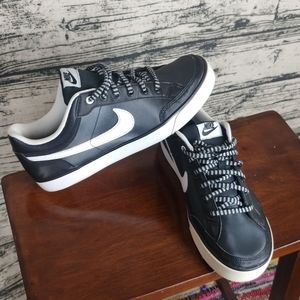 Nike Shoes size 9 women/ 7 youth